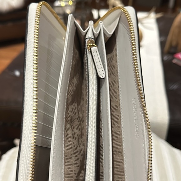 Authentic Michael Kors STUNNING "Vivian" Optic White Basket Weave Wallet, NWOT - Picture 12 of 16